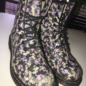 DR. MARTENS FLORAL BLOOM GREAT CONDITION SOME FADE SPOTS STILL GREAT CONDITION
